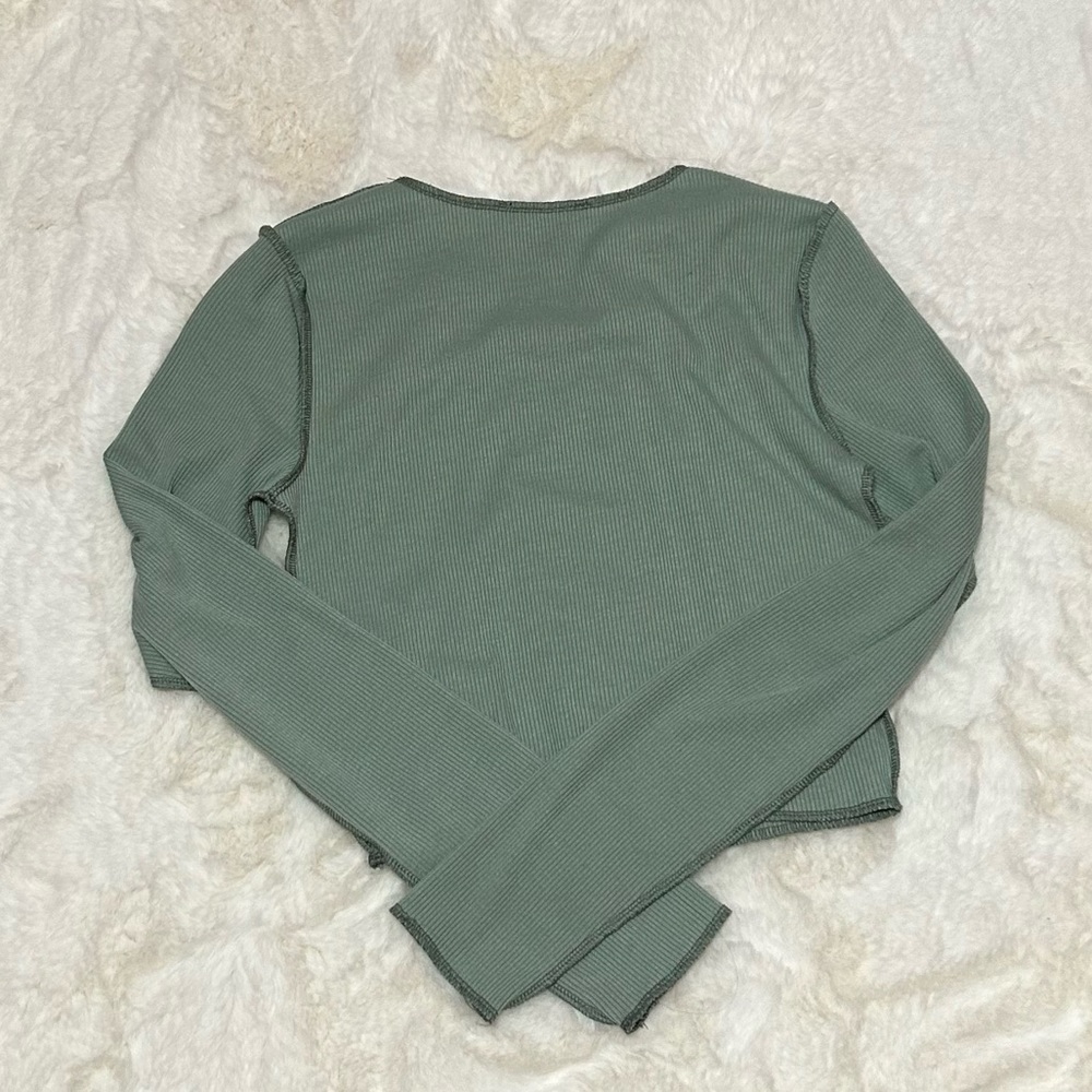 crop long sleeve top - Picture 2 of 2
